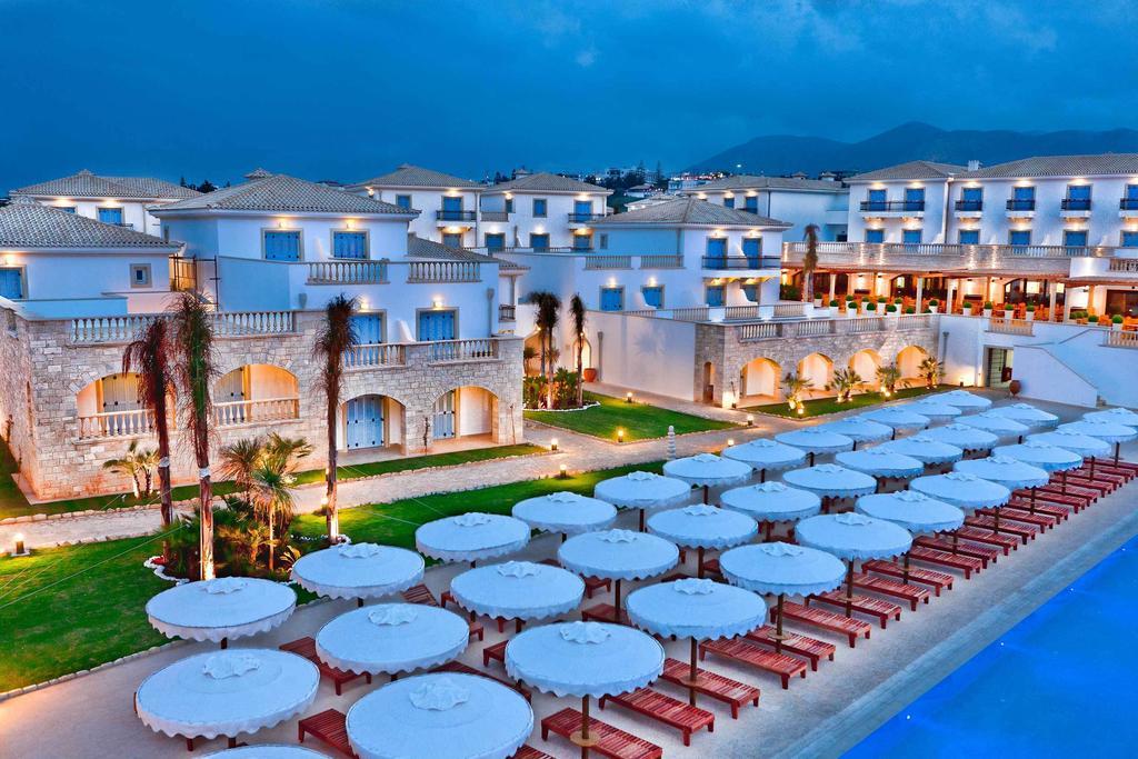 มิตซิส ลากูนา รีสอร์ต แอนด์ สปา Hotel แอร์ซอนิสซอส ภายนอก รูปภาพ The resort at night