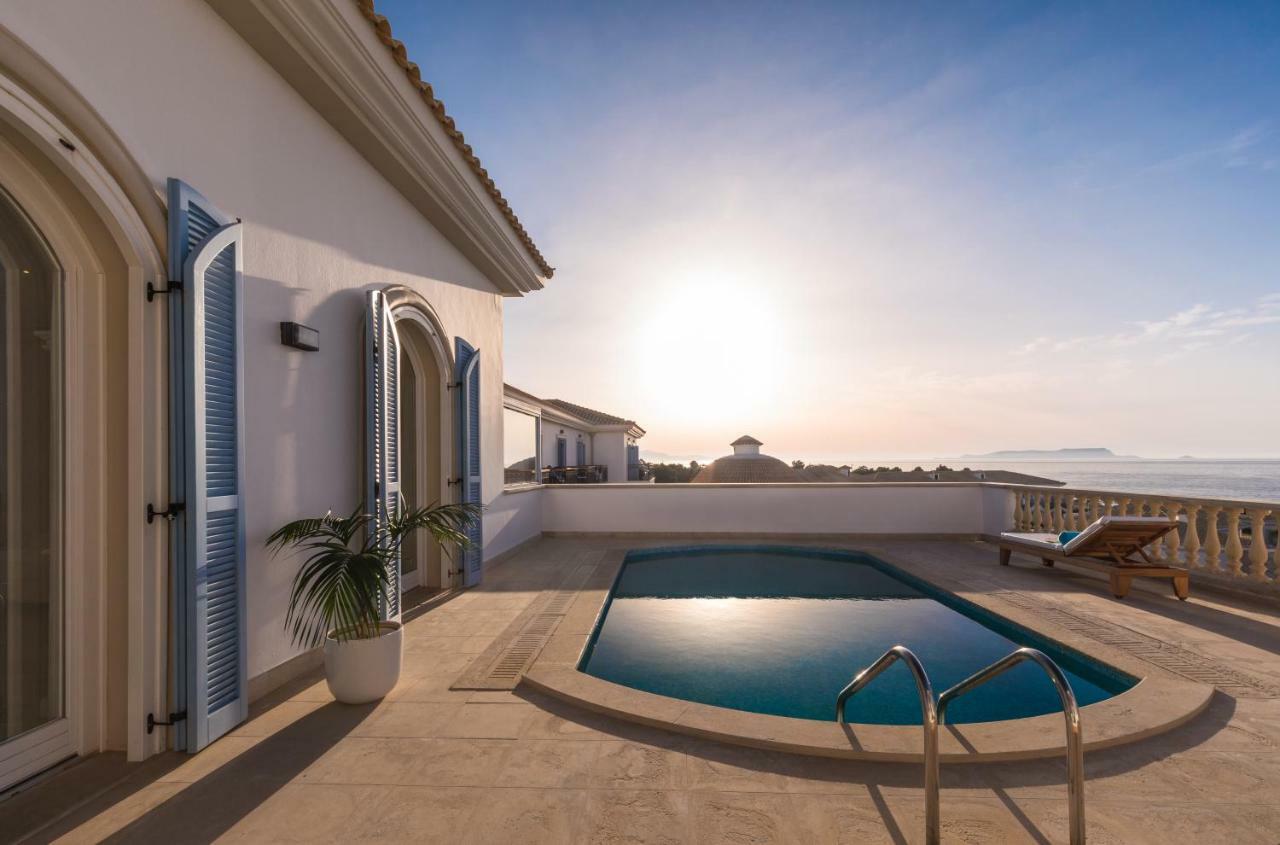 มิตซิส ลากูนา รีสอร์ต แอนด์ สปา Hotel แอร์ซอนิสซอส ภายนอก รูปภาพ A pool on a rooftop