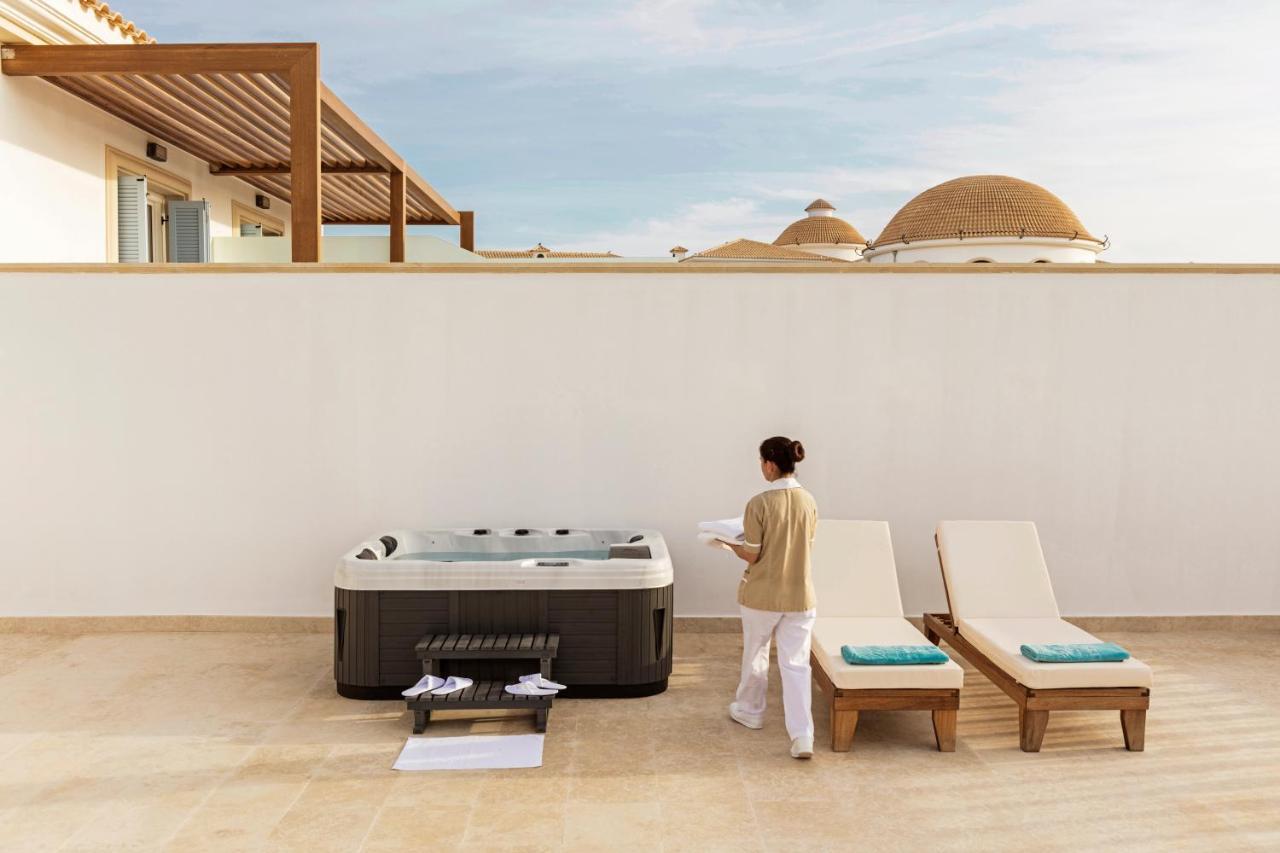 มิตซิส ลากูนา รีสอร์ต แอนด์ สปา Hotel แอร์ซอนิสซอส ภายนอก รูปภาพ A hot tub at a hotel